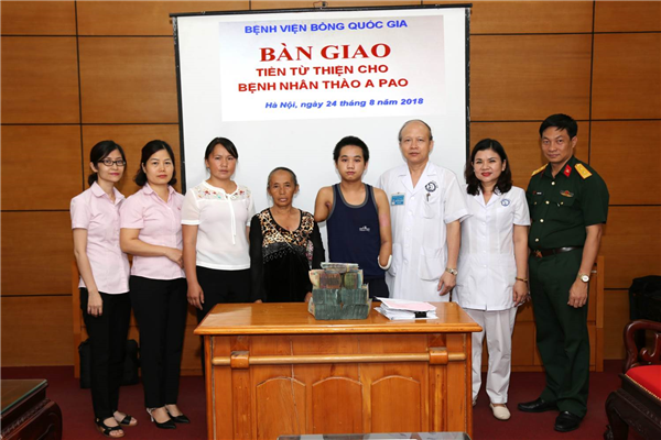 Bệnh viện Bỏng Quốc gia bàn giao tiền từ thiện cho bệnh nhân Thào A Pao